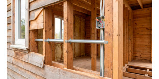 Скрытая проводка в деревянном доме: мифы, требования ПУЭ и реальность